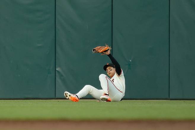 샌프란시스코 이정후가 20일 캔자스시티전에서 5회초 타구를 넘어지며 잡아내고 있다. Imagn Images연합뉴스