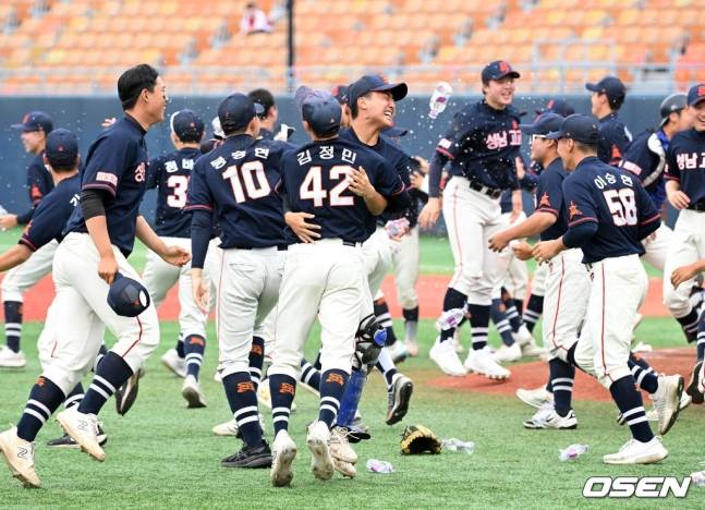 성남고 선수단이 19일 목동야구장에서 펼쳐진 유신고와 황금사자기 결승전에서 우승 직후 기뻐하고 있다.