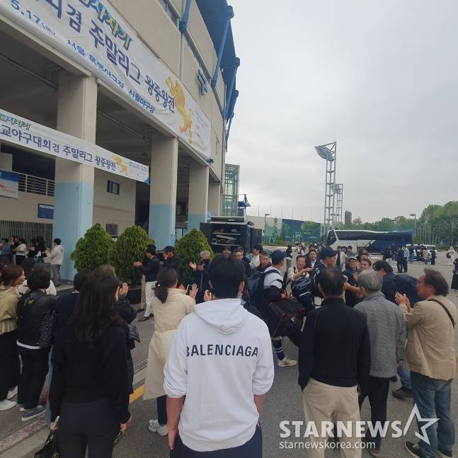 성남고를 응원한 팬들이 19일 목동야구장에서 펼쳐진 유신고와 황금사자기 결승전에서 우승한 선수들에게 축하의 박수를 보내고 있다. /사진=김동윤 기자