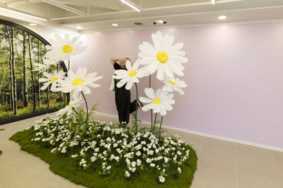하이원 리조트의 ‘샤스타데이지’ 꽃 축제를 구현한 새하얀 전시 공간. 팝업스토어 2층에 있다. 조영철 기자