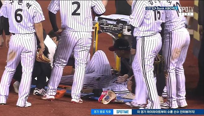 LG 외야수 홍창기(가운데)는 20일 병원 재검진 결과 왼쪽 무릎 내측 측부인대 파열 판정을 받아 오는 22일 수술에 나선다. 복귀까지 최대 5개월이 소요될 전망이다. SPOTV 중계 화면 캡처