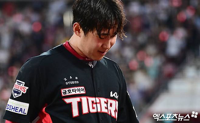 KIA 타이거즈 좌완 윤영철이 20일 수원 KT위즈파크에서 열린 2025 신한 SOL Bank KBO리그 KT 위즈와의 팀 간 4차전에 선발등판, 4⅓이닝 3피안타 3볼넷 3탈삼진 3실점을 기록, 패전투수가 됐다. 사진 박지영 기자