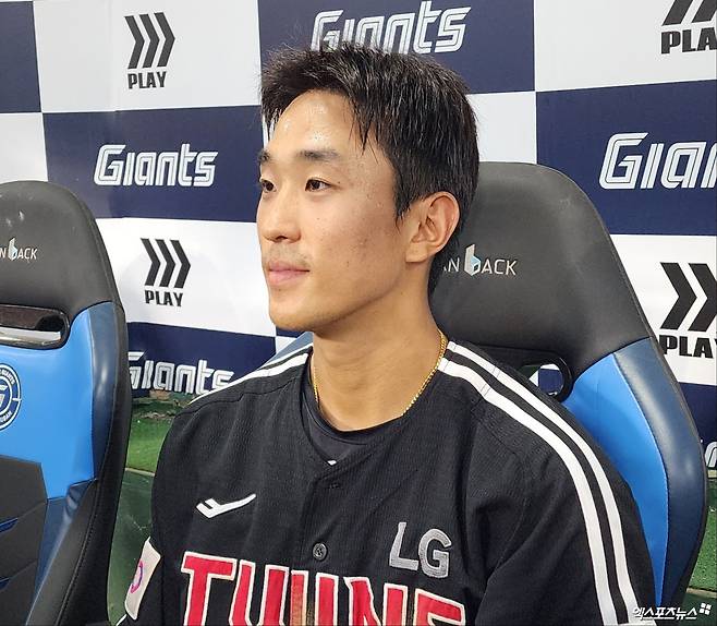 LG 외야수 송찬의는 20일 사직구장에서 열린 '2025 신한 SOL Bank KBO 리그' 롯데와 주중 3연전 첫 번째 경기에서 6번타자 우익수로 선발 출전했다. 2회초 생애 첫 만루 홈런을 터트리는 등 6타점으로 공격에 활력을 불어넣었다. 사직, 박정현 기자