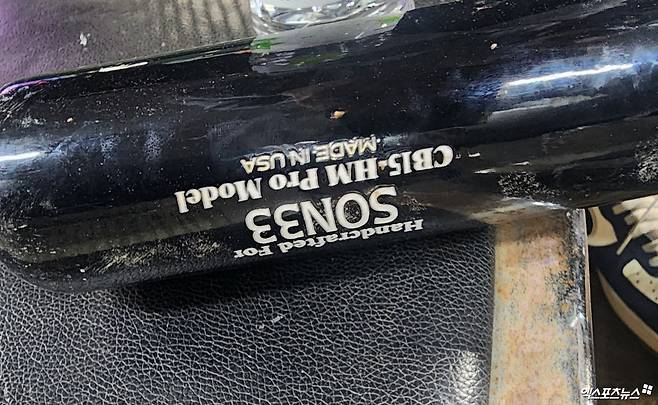 LG 외야수 송찬의는 20일 사직구장에서 열린 '2025 신한 SOL Bank KBO 리그' 롯데와 주중 3연전 첫 번째 경기를 앞두고 손호영과 바꾼 방망이. 사직 박정현 기자