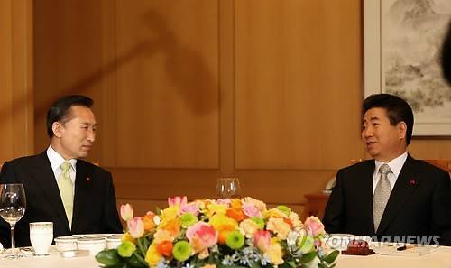 노무현 대통령과 이명박 대통령 당선인 사진은 2007년 12월 28일 오후 청와대에서 회동하는 노무현 대통령과 이명박 대통령 당선인. 2015.4.23
<<연합뉴스 DB>>