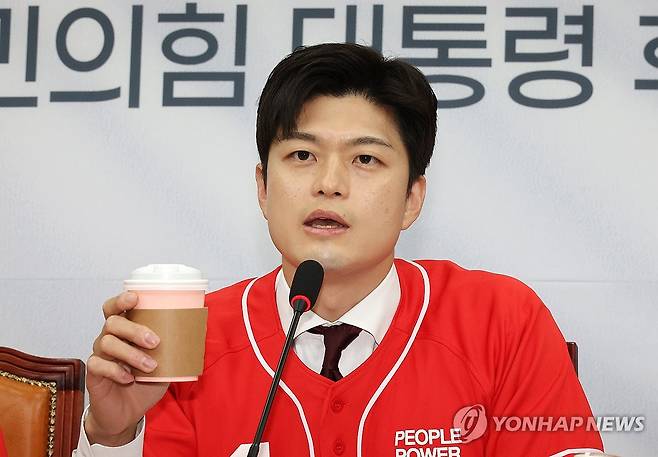 커피 들고 발언하는 김용태 비대위원장 (서울=연합뉴스) 김주형 기자 = 국민의힘 김용태 비상대책위원장이 19일 국회에서 열린 중앙선거대책위원회 회의에서 "어떤 분이 커피를 8천원에서 1만원 받는데 원가가 120원이더라 했다. 커피 관련 소상공인이 폭리를 취하는 것처럼 들린다"라며 발언하고 있다. 2025.5.19 kjhpress@yna.co.kr