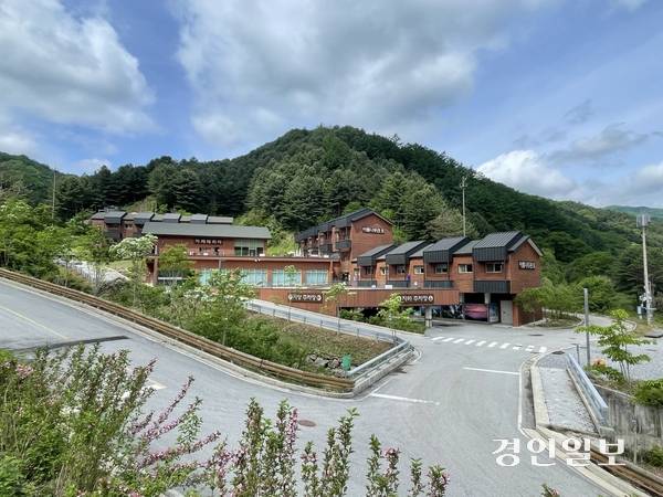 산림휴양관광자원 조성 등을 위한 가평 산림생테문화체험단지가 현재 외국어교육캠프 등 시설로 운영되면서 당초 취지를 잃었다는 지적을 받고 있다. 가평 산림생태문화체험단지 전경. 2025.5.21 가평/김민수기자 kms@kyeongin.com