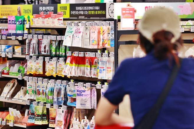 ▲ 반려동물을 가족처럼 여기는 '펫팸족'이 증가하면서 식품업계가 반려동물 관련 신제품을 잇따라 선보이고 있다. 사진은 21일 서울의 한 대형마트에 진열된 반려동물 영양제 등 건강제품. /연합뉴스