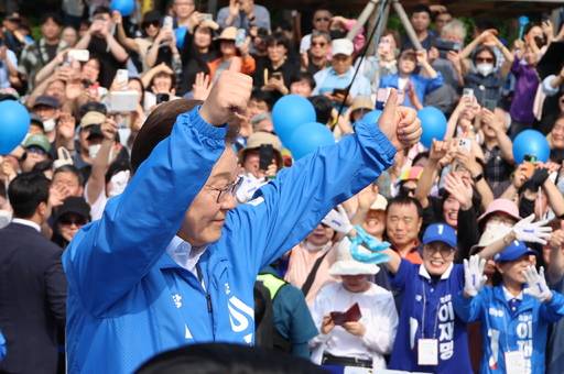 이재명 더불어민주당 대선 후보가 21일 인천 집중유세에서 시민들에게 인사하고 있다. 연합뉴스