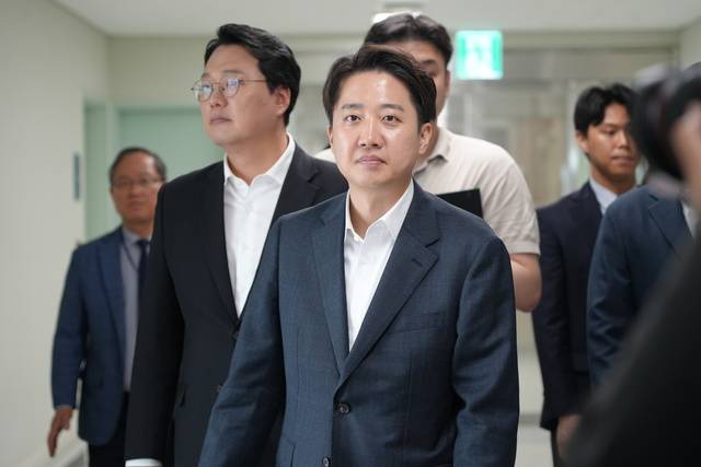 이준석 개혁신당 대선 후보가 21일 경기 성남시 성남의료원을 방문해 병원을 둘러보고 있다.(사진:개혁신당 선대본 제공)