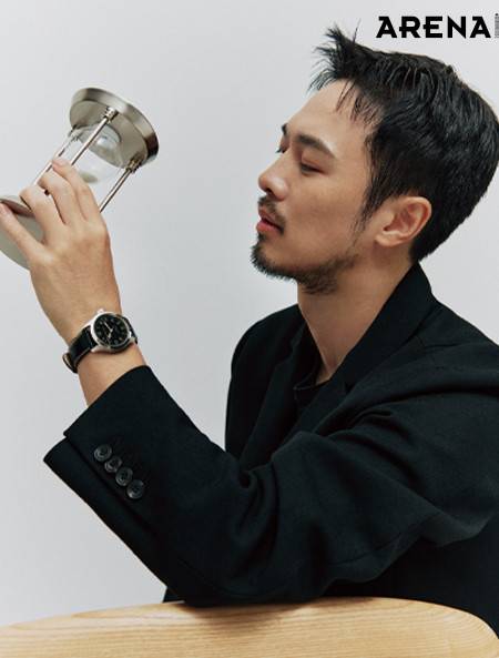 SF 영화 속에 등장하여 ‘머피’라는 애칭과 함께 팬들의 사랑을 받았던 모델로 컴팩트한 38mm 스테인리스 스틸 케이스, 베이지 컬러의 빈티지 스타일 수퍼-루미노바®로 코팅 처리된 핸즈를 특징으로 하며 80시간의 파워 리저브를 자랑하는 H-10 오토매틱 무브먼트를 지닌 카키 필드 머피 오토 133만원 해밀턴 제품.