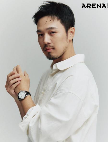 블랙 팬츠와 화이트 셔츠로 클래식하고 모던한 매력을 배가시킨 카키필드 머피 38mm 133만원 해밀턴 제품