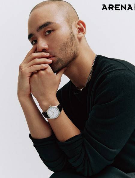 올 블랙 룩에 스마트한 포인트가 되어주는 카키필드 머피 38mm 133만원 해밀턴 제품