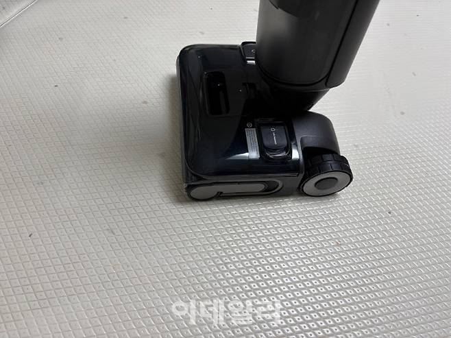 청소기를 한번 쓱 밀었을 뿐인데 헤드 모양대로 닦인 자국이 남았다.