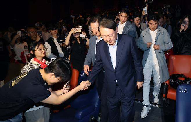 윤석열 전 대통령이 21일 오전 서울 메가박스 동대문에서 영화 ‘부정선거, 신의 작품인가’ 관람을 마치고 상영관을 나서며 지지자와 인사 나누고 있다. (사진= 뉴스1)