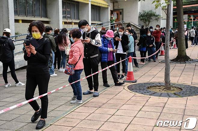 12일(현지시간) 오미크론 변이 확산으로 홍콩의 코로나19 검사소에 주민들이 줄을 서서 검사를 기다리고 있다. ⓒ AFP=뉴스1 ⓒ News1 우동명 기자