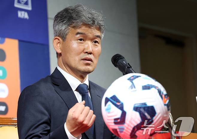 대한축구협회 제55대 집행부 김승희 전무이사가 21일 서울 종로구 축구회관에서 열린 기자간담회에서 발언을 하고 있다. 2025.5.21/뉴스1 ⓒ News1 김명섭 기자