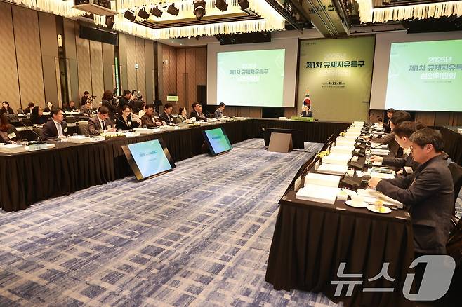 오영주 중소벤처기업부 장관이 22일 서울 종로구 포시즌스 호텔에서 '2025년 제1차 규제자유특구 심의위원회'를 주재하고 있다. (중소벤처기업부 제공)