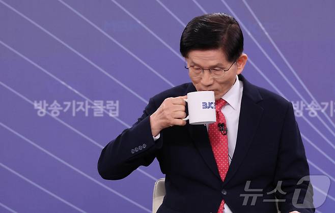 21일 국민의힘 김문수 대통령 후보가 경기도 고양 MBN 미디어센터에서 열린 한국방송기자클럽 대선 후보 초청 토론회에서 물을 마시고 있다. 2025.5.21/뉴스1 ⓒ News1 국회사진취재단