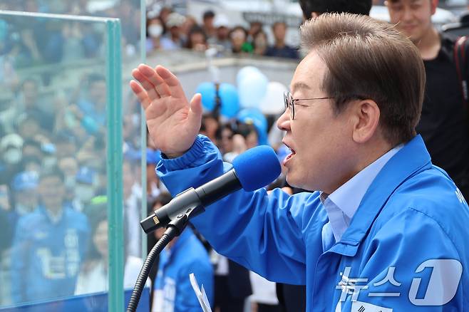 이재명 더불어민주당 대통령 후보가 사흘째 수도권 표심잡기에 나선 21일 오후 인천 부평역 광장을 찾아 지지를 호소하고 있다. (공동취재) 2025.5.21/뉴스1 ⓒ News1 안은나 기자