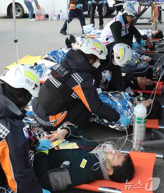 전북자치도 전주시 전주팔복LH아파트 및 더메이호텔에서 열린 레디코리아(READY Korea) 4차 훈련에서 소방관들이 인명구조 훈련을 하고 있다. 2024.11.20/뉴스1 ⓒ News1 유경석 기자