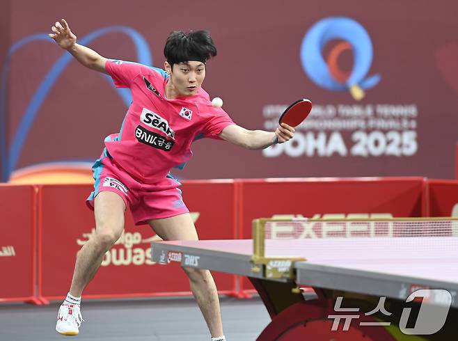 조대성이 20일(현지시간) 카타르 도하 카타르대학교 스포츠 컴플렉스에서 열린 '2025 국제탁구연맹(ITTF) 세계선수권대회' 남자단식 64강전에서 스웨덴 마티아스 팔크와 경기를 펼치고 있다. 2025.5.20/뉴스1 ⓒ News1 사진공동취재단