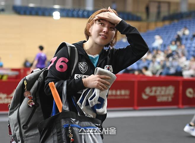 서효원이 20일 카타르 도하 카타르대학교 스포츠 컴플렉스에서 열린 2025 국제탁구연맹(ITTF) 세계선수권대회 여자단식 32강 크로아티아 레아 라코바츠와 경기 후 팬들에 인사를 하고 있다 2025. 5. 20. 도하(카타르) | 최승섭기자 thunder@sportsseoul.com