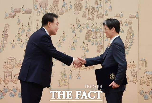 윤석열 전 대통령, 한덕수 전 대통령 권한대행이 신규검사 재가를 이유없이 미룬 탓에 인력난에 허덕이던 고위공직자범죄수사처(공수처)가 8개월 만에 검사를 충원하면서 본격적인 수사력 보강에 나섰다. 사진은 윤석열 전 대통령과 오동운 공수처장. /뉴시스