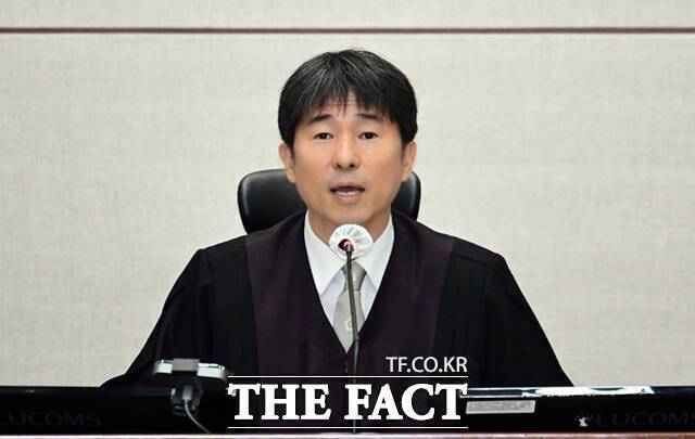 고위공직자범죄수사처(공수처)가 윤석열 전 대통령의 형사 재판을 심리하는 지귀연 서울중앙지법 부장판사의 술 접대 의혹 수사에 착수했다. 지귀연 부장판사가 지난달21일 오전 서울 서초구 서울중앙지법 417호 법정에서 열린 윤석열 전 대통령의 내란 우두머리 혐의 재판을 하기 전 언론 공개에 대한 발언을 하고 있다. 2025.04.21 사진공동취재단