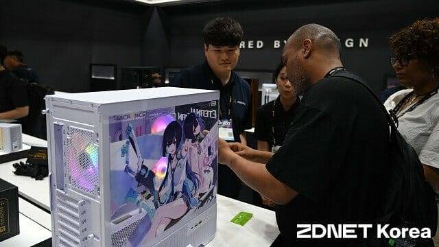 한미마이크로닉스 케이스 시제품을 확인하는 해외 바이어. (사진=지디넷코리아)