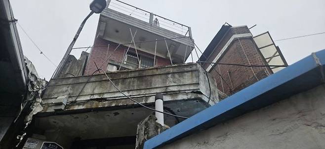 서울 충신1구역에 위치한 빈집. 발코니에 설치한 철대가 방치돼있다. 이지은 기자