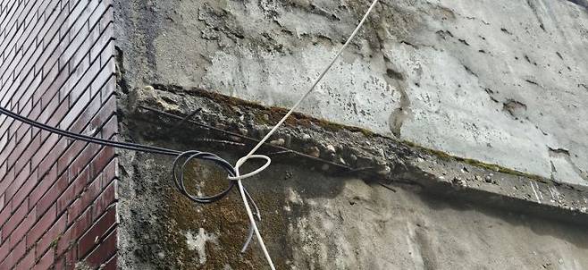 서울 종로구 충신1구역에 위치한 한 빈집이 철근이 노출되고 콘크리트가 부서진 채 방치돼있다. 이지은 기자