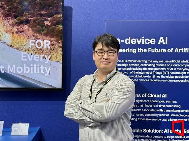 김녹원 딥엑스 최고경영자(CEO)가 20일 '컴퓨텍스 2025' 전시회가 열린 대만 타이베이 난강 전시센터 내 딥엑스 부스에서 아시아경제와 인터뷰한 뒤 기념촬영을 하고 있다. 장희준 기자