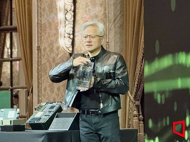 젠슨 황 엔비디아 최고경영자(CEO)가 21일 오전 대만 타이베이 만다린 오리엔탈 호텔에서 열린 GTC 타이베이 글로벌 기자간담회에서 엔비디아의 마더보드를 들어보이고 있다. 장희준 기자