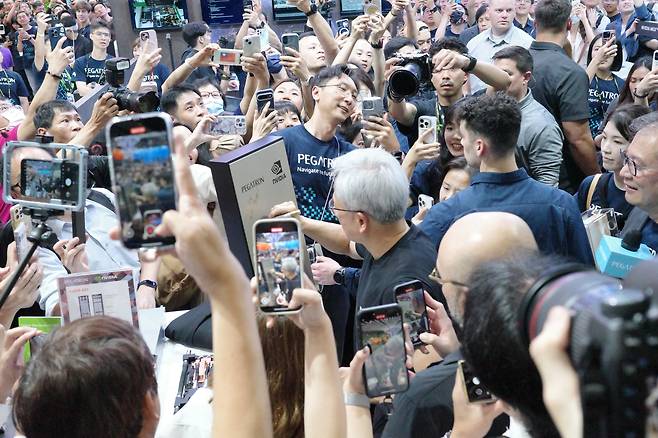 20일 대만 타이베이 난강전시관에서 열린 아시아 최대 테크 전시회 '컴퓨텍스 2025'의 대만 기업 '페가트론' 부스를 방문한 젠슨 황. 그는 이날 전시관에 구름같은 인파를 몰고 다녔다./류재민 특파원