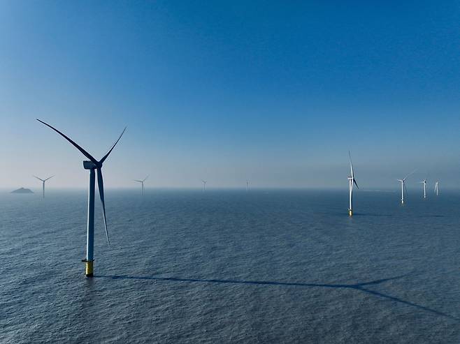 전남 신안군 자은도 북서쪽 공유수면 해상에 위치한 '전남해상풍력 1단지'에 9.6MW급 풍력발전기 10기가 설치돼 있는 모습. 해수면에서 발전기까지 높이 127m, 블레이드(날개) 길이만 97m에 달하는 대형 발전기다. /SK이노베이션E&S