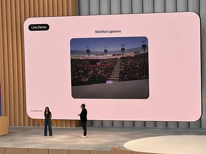 20일 구글 I/O 2025에서 구글이 젠틀몬스터와 협업하는 XR 글래스를 시연하고 있다./오로라 특파원