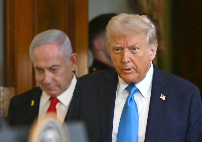 도널드 트럼프 미국 대통령(오른쪽)과 베냐민 네타냐후 이스라엘 총리가 지난 2월 4일 공동 기자회견을 위해 백악관 이스트룸에 들어서고 있다. /AFP 연합뉴스