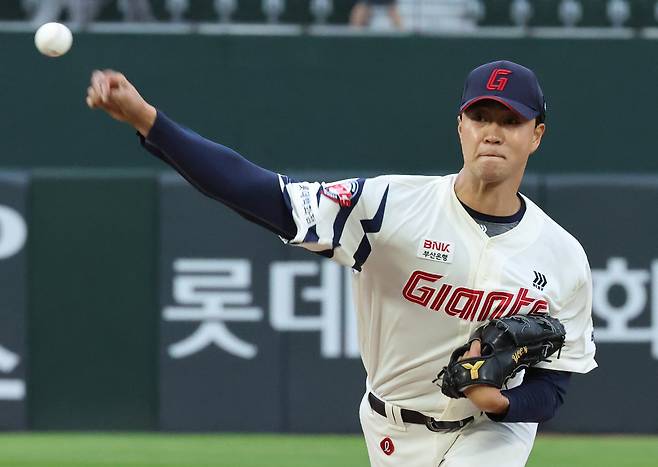 20일 부산 사직야구장에서 열린 프로야구 2025 신한 SOL 뱅크 KBO리그 LG 트윈스와 롯데 자이언츠의 경기. 1회 초 롯데 선발투수 윤성빈이 투구하고 있다. /연합뉴스