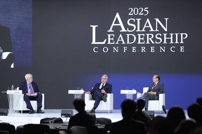 21일 서울 신라호텔에서 열린 제16회 아시안리더십콘퍼런스(ALC) '한미관계 미래 전략: 안보와 외교의 새로운 패러다임' 세션에서 커트 캠벨(가운데) 전 국무부 부장관, 박태호(맨 오른쪽) 법무법인 광장 국제통상연구원 원장 및 전 통상교섭본부장이 발표를 하고 있다. 사회자로는 짐 클랜시 전 CNN 앵커가 나섰다. /박성원 기자