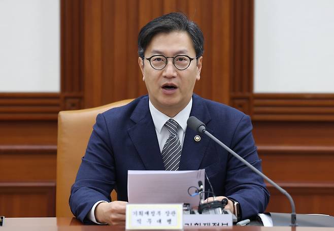 김범석 기획재정부 장관 직무대행 1차관이 14일 오전 서울 종로구 정부서울청사에서 열린 경제관계장관회의 겸 산업경쟁력강화 관계장관회의에서 발언을 하고 있다./뉴스1