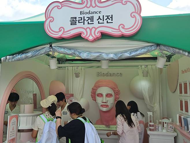 21일 서울 용산구 노들섬에서 열린 '2025 올리브영 페스타' 행사 내 한 마스크팩 전문 브랜드 부스. 그리스 신전을 콘셉트로 조각상 얼굴에 마스크팩을 붙여놓은 구조물을 배치했다. /정재훤 기자