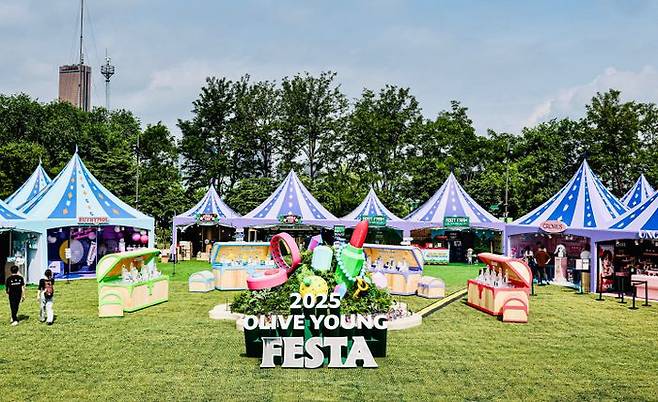 CJ올리브영이 오는 25일까지 한강 노들섬에서 '2025 올리브영 페스타'를 진행한다. ⓒCJ올리브영