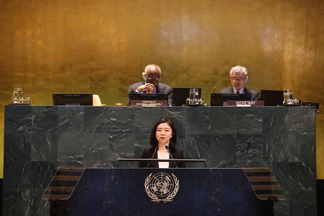 ‘11살의 유서’ 작가이자 인권운동가인 탈북자 김은주 씨가 20일(현지시간) 미국 뉴욕에서 개최된 제79차 유엔 총회의장 주최 북한인권 고위급 전체회의에 북한 정권의 인권 침해에 대해 증언하고 있다. 2025.05.20. (외교부 제공)