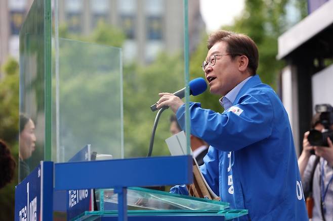 이재명 더불어민주당 대선후보가 21일 인천 부평구 부평역 북광장에서 열린 집중유세에서 지지호소를 하고 있다. 사진=뉴시스