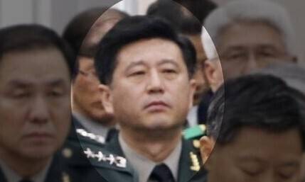 노상원 국군정보사령관이 2016년 10월5일 오전 국회 국방위원회의 국방부 국정감사에 출석해 인사하고 있다. 한겨레 이정우 선임기자