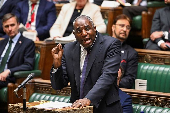 데이비드 래미 영국 외무장관이 20일(현지시각) 영국 런던 하원에서 이스라엘과 가자지구 전쟁에 대해 의원들에게 연설하는 모습. AFP연합뉴스