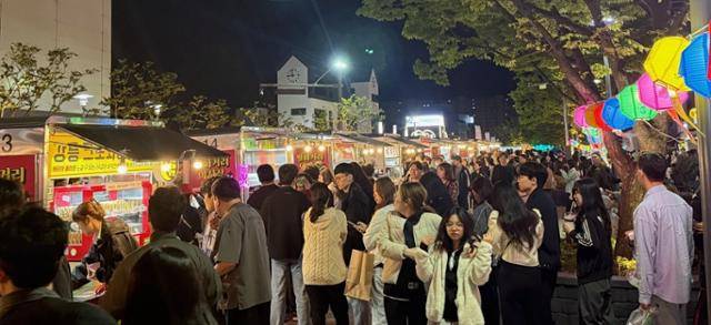 이달 초 문을 연 강원 강릉시 월화거리 야시장이 시민들과 관광객들로 붐비고 있다. 강릉시 제공