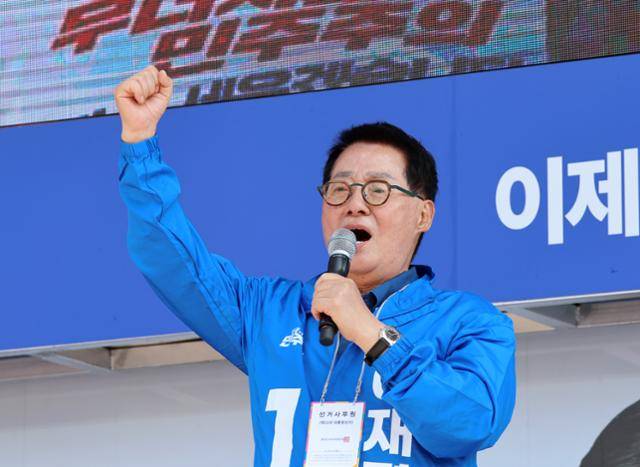 박지원 더불어민주당 중앙공동선거대책위원장이 12일 오후 광주 동구 5·18민주광장에서 열린 광주시선대위 출정식에서 이재명 후보 지지 발언하고 있다. 연합뉴스