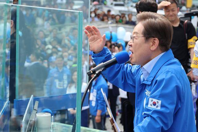 이재명 더불어민주당 대통령 후보가 사흘째 수도권 표심잡기에 나선 21일 인천 부평역 광장을 찾아 지지를 호소하고 있다. 뉴스1
